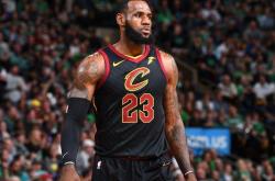 亚博-詹姆斯关键节点突破纪录，加拿大队带队取胜！的简单介绍