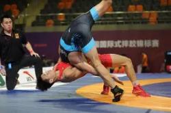 亚博体育-关于摔跤赛场再起风云：吴越风暴队险胜剑门烈马队，赛场气氛火爆经验成为胜负手的信息